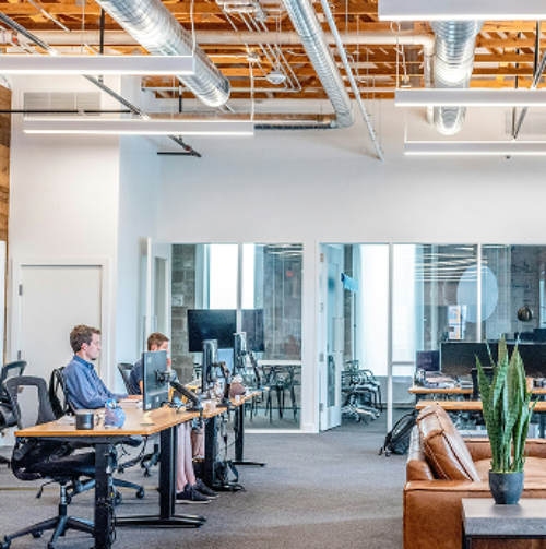 Personnes travaillant dans un open space